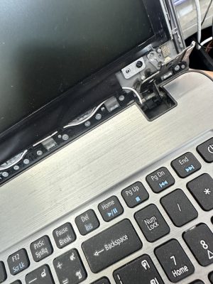 30 ต.ค.67 Acer Aspire F5-573 (N16Q2) ขาพับจอหัก 1 ข้างต้องการซ่อมให้แข็งแรง - Image 1