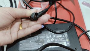 19 พ.ย.67 MSI MS-16P8 Adapter Chicony 19.5V/7.7 หัว 7.4x5.0mm มดเข้าไปทำให้ Adapter ซ๊อตไฟไม่เข้าเครื่อง - Image 4