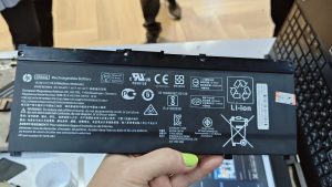 29 ธ.ค.67 HP Omen 15-dc1027TX ลูกค้าแจ้งว่าเปิดเครื่องแล้วโชว์เตือน Battery เครื่องขึ้น BlueScreen บ่อยครั้งทำงานไม่ได้ต้องการเทสว่าอะไรเสีย เสียบ Adapter 200W ขนาด 19.5V/10.3A แล้วแบตเตอรี่ไม่ขึ้นโชว์ว่าชาร์จ - Image 4