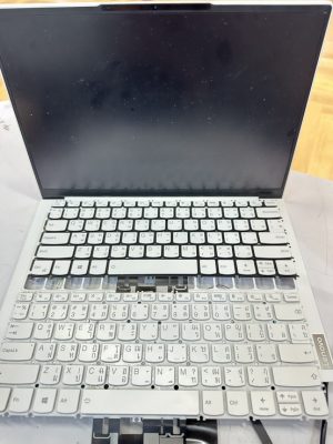 17 ก.พ.68 Lenovo Yoga Slim 7 Carbon 13ITL5 ลูกค้าแจ้งว่าคีย์บอร์ดบางปุ่มกดไม่ได้ ต้องการเปลี่ยนคีย์บอร์ดใหม่ - Image 1