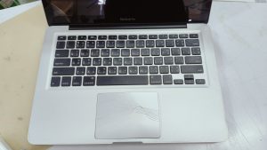 2 ก.พ.68 MacBook Pro A1278 ไม่ได้ใช้เครื่องนานสามเดือน แบตเตอรี่ดันทัชแพทแตกแต่ยังกดใช้งานได้ ต้องการเปลี่ยนแบตเตอรี่ Pass : A1322 ใหม่ - Image 4
