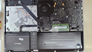 2 ก.พ.68 MacBook Pro A1278 ไม่ได้ใช้เครื่องนานสามเดือน แบตเตอรี่ดันทัชแพทแตกแต่ยังกดใช้งานได้ ต้องการเปลี่ยนแบตเตอรี่ Pass : A1322 ใหม่ - Image 7