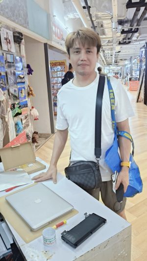 2 ก.พ.68 MacBook Pro A1278 ไม่ได้ใช้เครื่องนานสามเดือน แบตเตอรี่ดันทัชแพทแตกแต่ยังกดใช้งานได้ ต้องการเปลี่ยนแบตเตอรี่ Pass : A1322 ใหม่ - Image 1