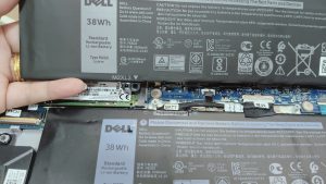 6 มี.ค.68 Dell Inspiron 5370/P87G แบตเตอรี่เดิม Pass : F62G0 เสื่อมบวมลูกค้าต้องการเปลี่ยนแบตเตอรี่ Grade Original - Image 1